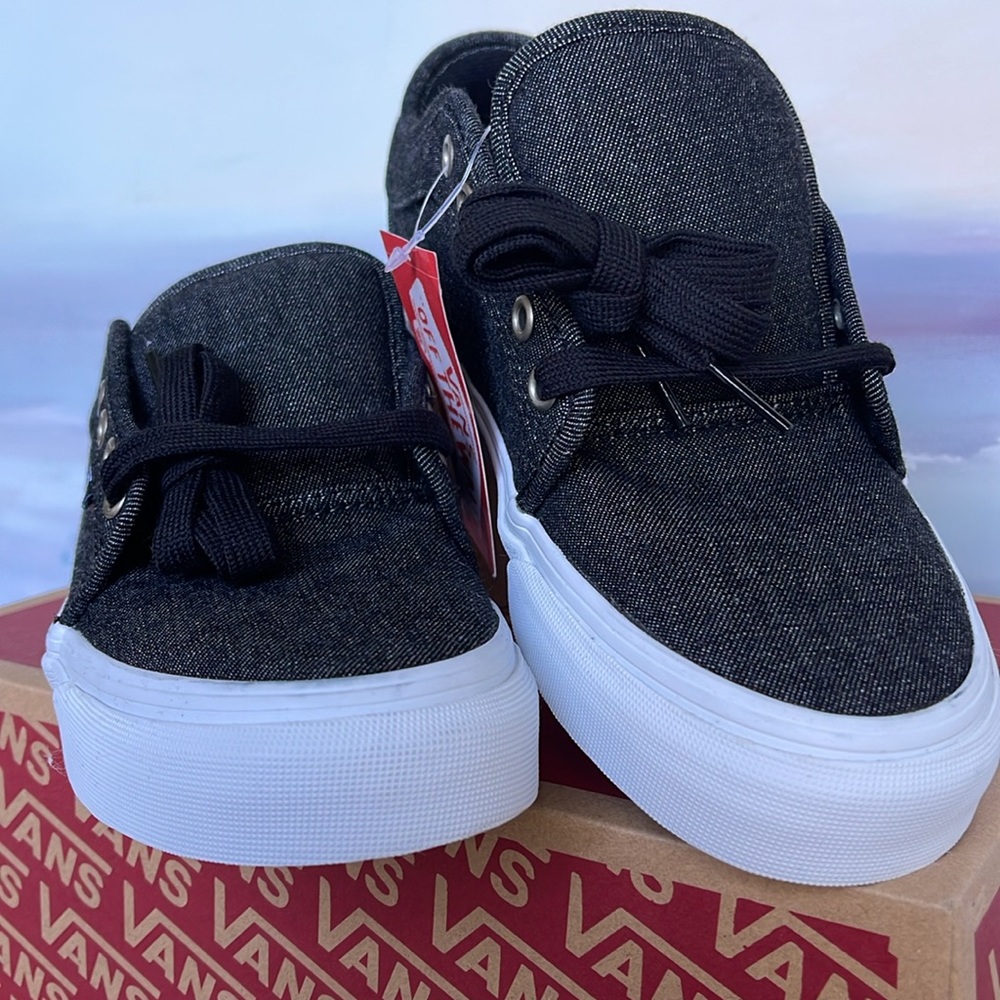 Vans WMNS Chukka Low (Denim) Black/Pewter/White
VN0A38CGRY8
Sneakers - Picture 7 of 16